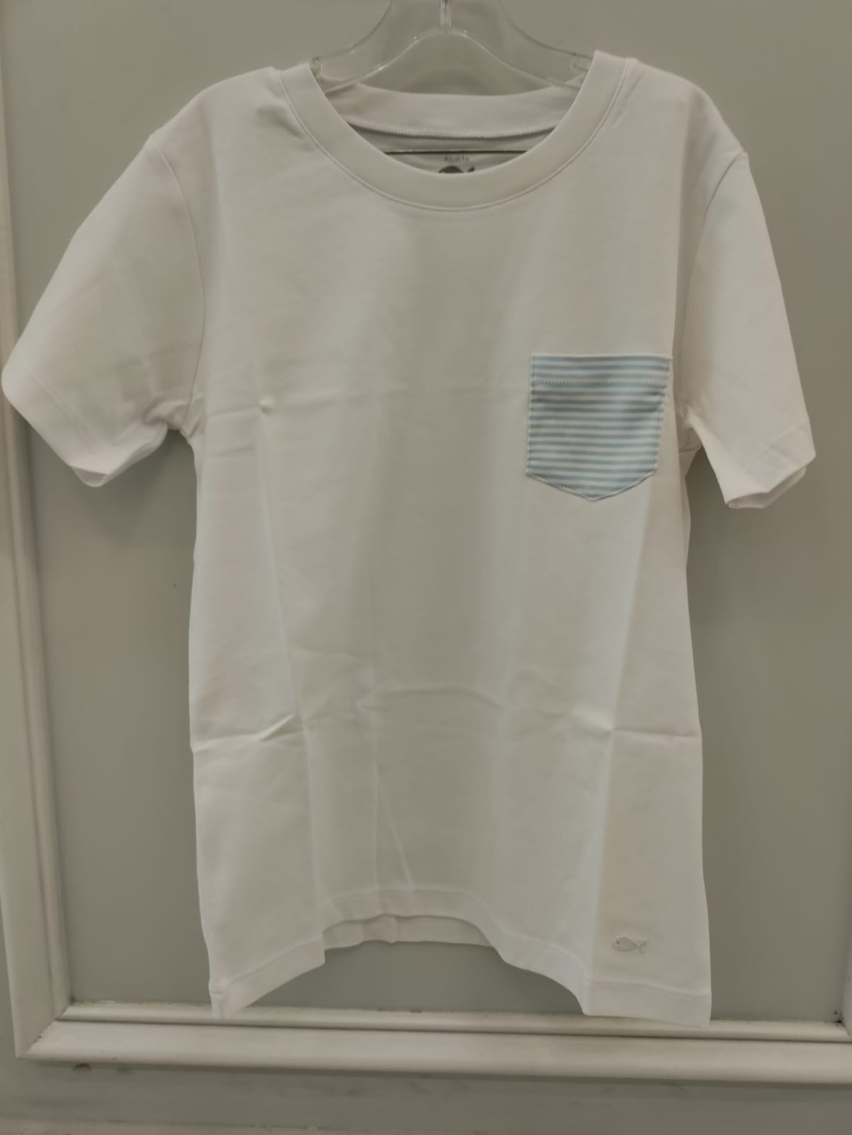 CAMISETA CON BOLSILLO DE LINEAS