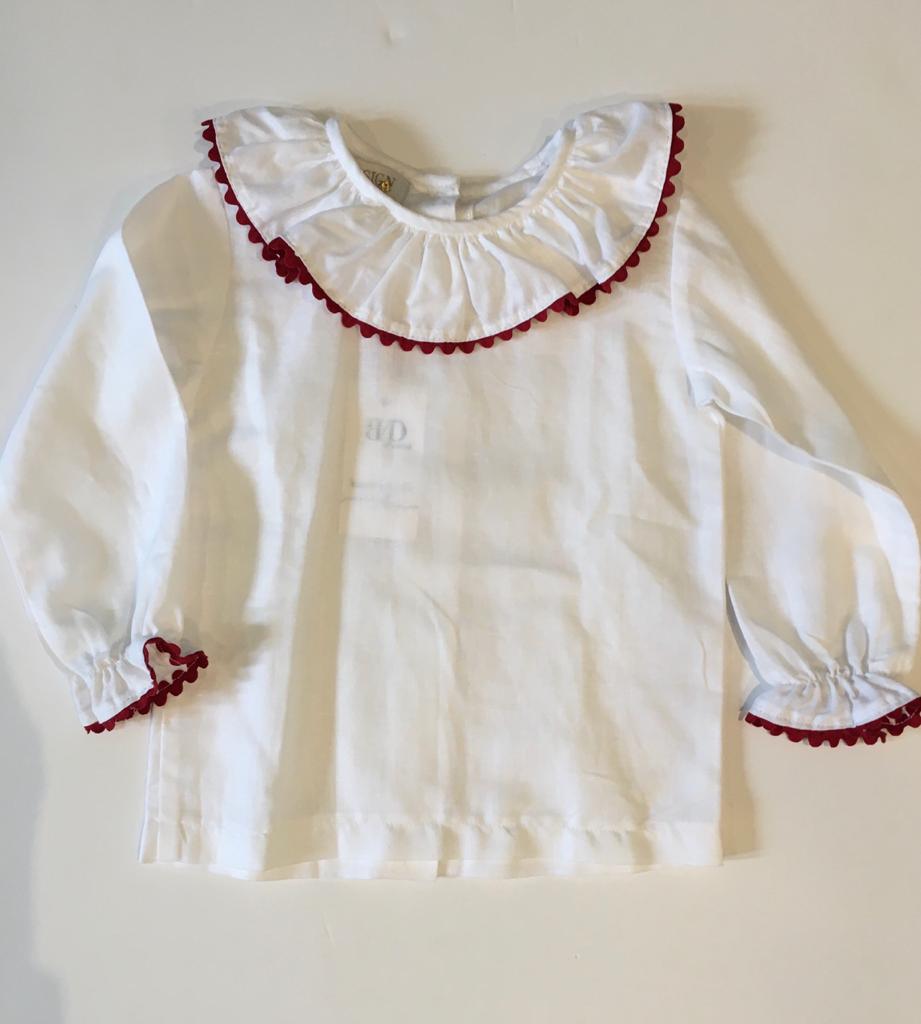 blusa blanca cuello con cinta roja